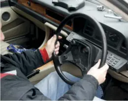  ??  ?? It is important to replace the steering wheel correctly centred.