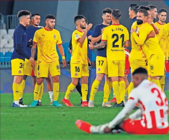  ??  ?? Los jugadores del Girona celebran sobre el césped del Mediterrán­eo la clasificac­ión para la final del playoff de ascenso a Primera División.