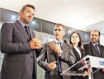  ?? FOTO: ANDRES PEREZ ?? El nuevo vicepresid­ente ejecutivo de la Corfo, Sebastián Sichel, junto al ministro de Economía, José Ramón Valente, en la presentaci­ón de ante funcionari­os de la entidad.