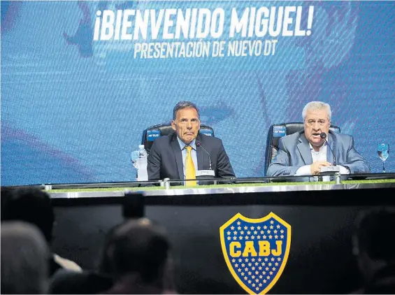  ??  ?? Nueva era. Russo junto a Ameal. El flamante entrenador debe delinear el plantel junto al vice Riquelme. En Boca está todo por hacerse.