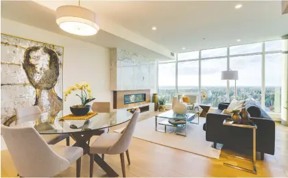  ?? PHOTOS: CANTIRO ?? Floor-to-ceiling windows offer soaring views of the city from the great room of this home at West Block Glenora by Cantiro.