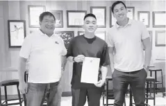 ?? (right). ?? Ilonggo MC Abolucion (center) signs his new contract as Iloilo United Royals head coach with team CEO JJ Javelosa (left) and playing team manager Jay Javelosa