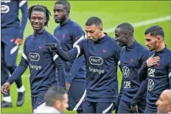  ??  ?? Camavinga, Mbappé y Mendy, en el entrenamie­nto de ayer.