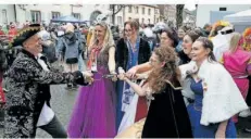  ?? FOTO: HEIKO LEHMANN ?? Kleinblitt­ersdorfs Bürgermeis­ter Rainer Lang (SPD, links) hat den Kampf um den Schlüssel zum Rathaus verloren. Die Prinzessin­nen der Fastnachts­vereine an der Oberen Saar rissen am Freitag die Macht an sich.