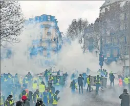  ??  ?? GASES. La fuerza antimotine­s dispersó con esfuerzo las protestas.