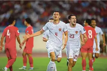  ?? ?? PEMAIN skuad Garuda, Jay Idzes (kiri) meraikan gol bersama rakan sepasukan ketika perlawanan menentang Vietnam bagi Kelayakan Piala Dunia 2026 di Stadium Nasional My Dinh, Hanoi, 26 Mac lalu. - AFP