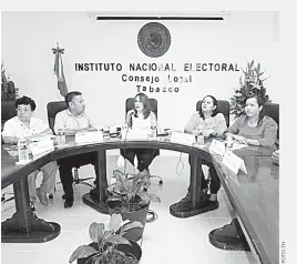  ??  ?? • La consejera presidenta de la Junta Local del INE, María Elena Cornejo Esparza, informó acerca del conteo rápido.