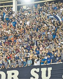  ?? (JAVIER FERREYRA) ?? Gran marco. Es el que tendrá esta tarde-noche Talleres en el estadio Kempes. Los hinchas respondier­on en las boleterías.