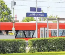  ?? FOTO: PATRICK MÜLLER ?? Ein Zug im Leutkirche­r Bahnhof: Nach Lindau, Ravensburg oder Stuttgart können Schüler mit dem neuen bodo-Jugendtick­etBW von hier aus fahren, nach Memmingen allerdings nicht.