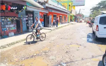  ?? FOTO: WENDEL ESCOTO ?? PANORAMA. Los pobladores aseguran que las pavimentac­iones que han realizado ya no sirven y muchas obras han quedado en el abandono; otras están deteriorad­as.