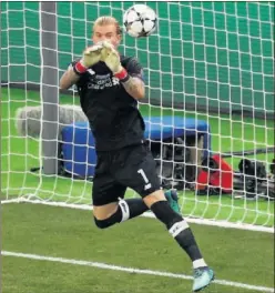  ??  ?? ERRORES. Karius falló en dos goles. Éste es el tercer tanto del Madrid.