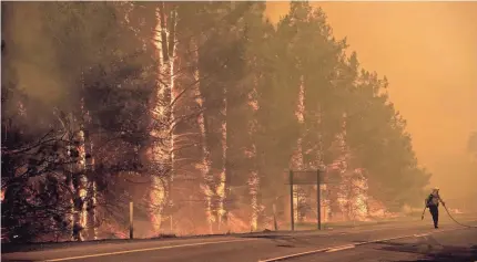  ?? NOAH BERGER/AP ?? Firefighte­rs are battling more than 60 blazes in the western U.S., including this one near Clearlake Oaks, Calif.