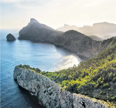  ??  ?? Seit kurzem stehen viele alte Wachtürme auf Mallorca unter Denkmalsch­utz, einige können besichtigt werden. Die Türme selbst sind unscheinba­r, bieten aber wie hier am Cap de Formentor tolle Ausblicke.