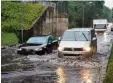  ?? Foto: Christian Pörschmann, dpa ?? In und rund um Berlin versanken Autos im Wasser.