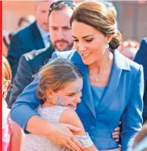  ??  ?? La prensa alemana llamó a Kate “la nueva Lady Di”, en evocación de su fallecida suegra, por gestos como este con los niños.