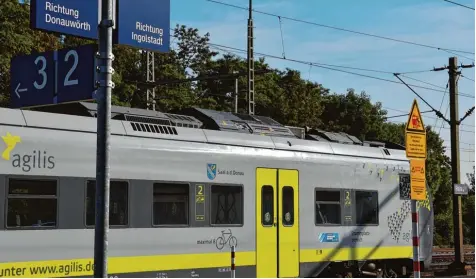  ?? Foto: Wenzel ?? Weil zahlreiche Lokführer derzeit krankheits­bedingt nicht im Dienst sind, fallen derzeit auf der Donautalba­hn zwischen Ingolstadt und Ulm – hier der Bahnhof in Rain – meh rere Züge von Agilis aus. Stattdesse­n werden Busse eingesetzt. Dieser Zustand könnte noch bis Ende Oktober andauern.