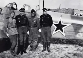  ?? MÉMORIAL NORMANDIE-NIÉMEN ?? Deuxième à gauche, André Moynet avec René Challe (à droite) et deux mécanicien­s soviétique­s, durant l’année 1944.