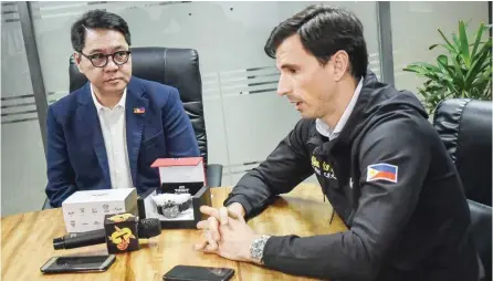  ??  ?? IKINATUWA ni FIBA 3x3 basketball head Ignacio Soriano (kanan) ang kahandaan ng bansa sa hosting ng Manila leg ng World Masters Tour matapos ang pakikipagp­ulong kay Chooks-to-Go Pilipinas 3x3 chief Ronald Mascariñas.