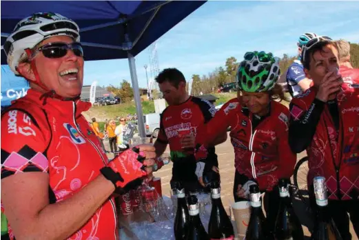  ?? FOTO: VALERIE KUBENS ?? Renate Haegeland (56, t.v.) i sitt ess – som primus motor for Pedalpigan­e etter endt målgang på Hovden i Color Line Tour.