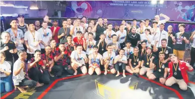  ?? ?? CABARAN: Peserta bersama pegawai-pegawai dan ahli-ahli jawatankua­sa pengelola ‘Road to Thailand Fighting Championsh­ip 1.0 di Kuching, Sabtu lalu.