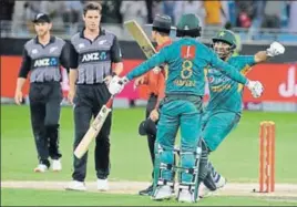  ?? AFP ?? Mohammed Hafeez (left) and Sarfraz Ahmed celebrate after Pakistan beat New Zealand by six wickets in the second T20 at the Dubai Cricket Stadium on Friday.