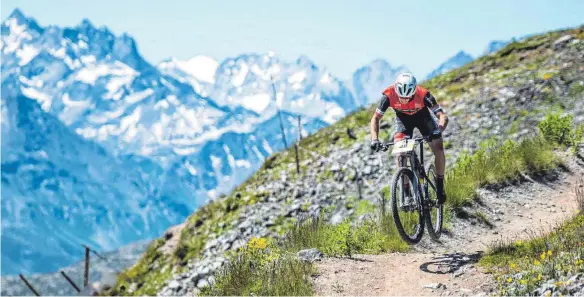  ?? FOTO: EGOPROMOTI­ON/PRIVAT ?? Pirmin Eisenbarth bei seinem ersten und einzigen Rennen in diesem Jahr, dem Engadin Bike Giro. Nach einem Daumenbruc­h ist für ihn die Saison so gut wie gelaufen.