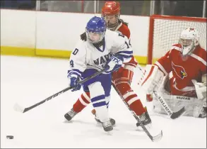  ?? Dave Stewart / Hearst Connecticu­t Media ?? Darien’s Caitlin Chan (14) gets to the puck in front of the Greenwich goal during the state quarterfin­als at the Darien Ice House on March 2.