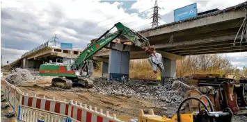  ?? Foto: Uwe Hirt ?? Der nördliche Teil der A96‰Autobahnbr­ücke über den Memminger Stadtpark „Neue Welt“wird abgerissen und durch einen Neu‰ bau ersetzt.