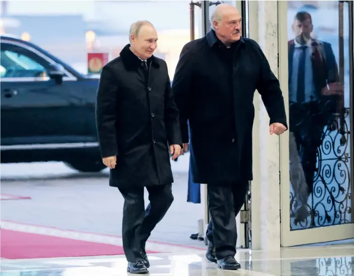  ?? BILD: KONSTANTIN ZAVRAZHIN ?? Belarus Aleksandr Lukasjenko och Rysslands Vladimir Putin på väg till mötet.