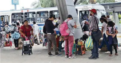  ??  ?? k Agentes metropolit­anos realizaron un operativo en los exteriores de la Terminal Terrestre, por la presencia de informales.