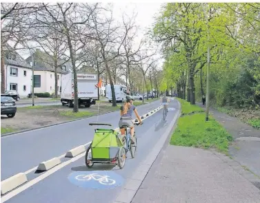  ?? MONTAGE: STADT MG ?? So stellt sich die Stadt den Umbau mit „Protected Bike Lanes“vor.