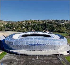  ??  ?? Élise Lucet : «Une de nos enquêtes porte sur le grand stade de Nice. Il a servi pour l’Euro 2016, mais, aujourd’hui, il semble surdimensi­onné ».