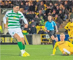  ?? SNS. ?? Tom Rogic fires home his stoppage-time equaliser for Celtic.