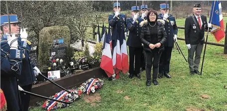  ?? | PHOTO : OUEST-FRANCE ?? Nicolle Beltrame, la maman du colonel Arnaud Beltrame, près de la stèle en compagnie du piquet d’honneur de l’École militaire interarmes en tenue de tradition avec leur sabre.