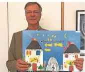  ?? FOTO: LIONS CLUB ?? Jürgen Jülich zeigt den Lions-Adventskal­ender. Das Bild hat Korinna (7) aus Wülfrath gemalt.