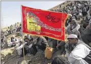  ?? RAHMAT GUL / ASSOCIATED PRESS ?? Afghan men bury a victim of Friday’s suicide attack at the Shiite mosque in Kabul, Afghanista­n, on Saturday. The attack killed at least 39 and wounded 41. Another suicide bombing in western Ghor province struck a Sunni mosque, killing 33 people.