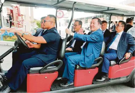  ?? RASUL AZLI SAMAD
PIC BY ?? Second Internatio­nal Trade and Industry Minister Datuk Seri Ong Ka Chuan (centre) and other officials being taken on a tour of Infineon Technologi­es (M) Sdn Bhd in Melaka yesterday.