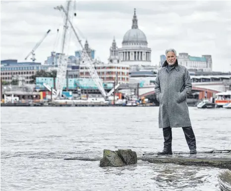  ?? FOTO: EMI/UNIVERSAL MUSIC/DPA ?? Der walisische Sänger Tom Jones hat auch mit 80 Jahren nichts von seiner Stimmgewal­t eingebüßt. Nun veröffentl­icht er sein neues Album „Surrounded By Time“.