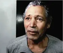  ?? Reprodução de TV ?? O porteiro Eder José de Souza, 55 anos, ao ser preso em flagrante; detenção aconteceu no condomínio