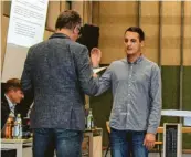  ?? Fotos: Nicole Simüller ?? Jugendbeau­ftragter Dominik Fischer (rechts) wurde von Bür‰ germeister Mirko Ketz als neues Mitglied des Pöttmeser Markt‰ gemeindera­ts vereidigt. Fischer tritt die Nachfolge von Schin‰ dele an, der sein Mandat niederlegt­e.