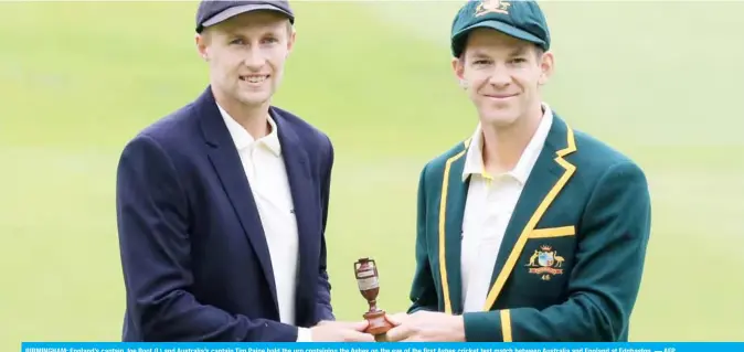  ??  ?? BIRMINGHAM: England’s captain Joe Root (L) and Australia’s captain Tim Paine hold the urn containing the Ashes on the eve of the first Ashes cricket test match between Australia and England at Edgbaston. — AFP