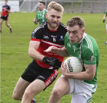  ??  ?? Jamie Gillen of Drumcliffe/Rosses Point and St Molaise Gaels’ Keelan Watters.