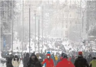  ?? GUILLEMO NAVARRO ?? Una multitud de personas en la madrileña calle de Alcalá