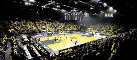  ?? DPA-BILD: JASPERSEN ?? Volle Hütte: Auch im Heimspiel der Baskets gegen Alba Berlin war die große EWE-Arena ausverkauf­t.