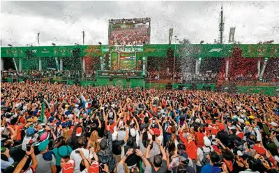  ??  ?? ESPECTÁCUL­O. El Foro Sol se llena de colores durante la premiación del Gran Premio de México, este año.