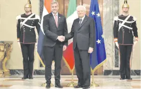  ?? ?? El presidente de Paraguay, Mario Abdo Benítez, y el presidente de Italia, Sergio Mattarella. Fue ayer en Roma.