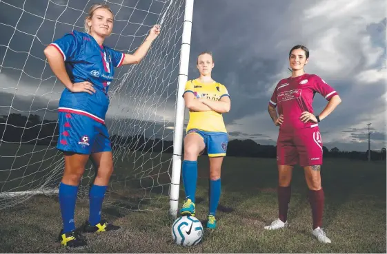  ?? Picture: JASON O'BRIEN ?? Shelby White (Robina), Gemma Hicks (Broadbeach) and Lisa Gregson (Coomera) are preparing for the BWPL season.