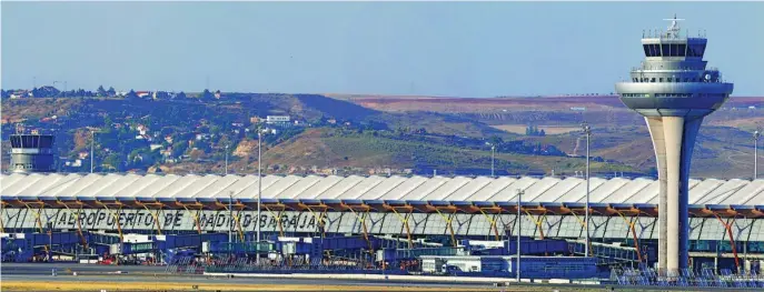  ??  ?? Vista panorámica del aeropuerto de Adolfo Suárez Madrid-Barajas con la torre de control