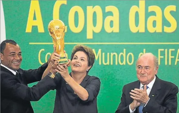  ?? JOSÉ CRUZ / AFP ?? El ex jugador brasileño Cafú, la presidenta de Brasil, Dilma Rousseff, y el presidente de la FIFA, Joseph Blatter