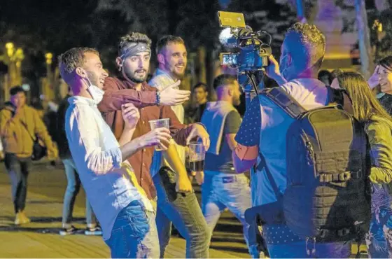  ?? Foto: E.P. ?? Jóvenes festejan sin mascarilla el primer fin de semana completo sin toque de queda en las calles de Barcelona.